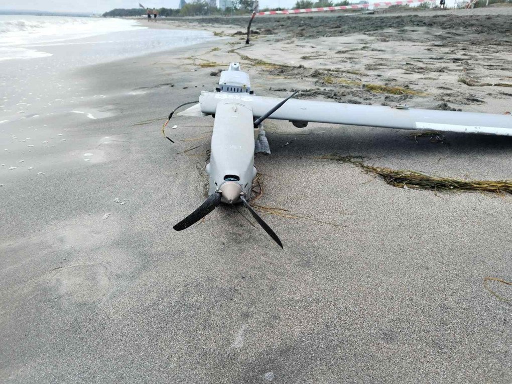 The UAV that was thrown from the sea on the North Beach of Burgas, Bulgaria, September 12, 2025. Source: The Ministry of Defense of Bulgaria. The UAV that was thrown from the sea on the North Beach of Burgas, Bulgaria, September 12, 2025. Source: The Ministry of Defense of Bulgaria.