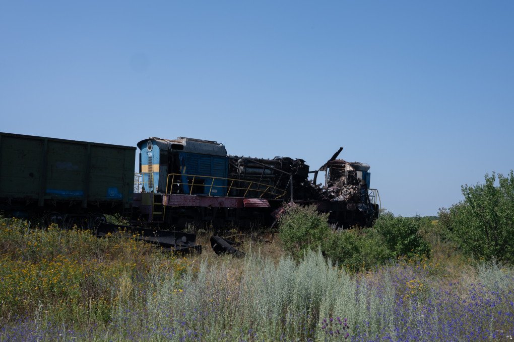 El tren de carbón alcanzado por un ataque de drones rusos cerca de la mina de Bilozerska, región de Donetsk, Ucrania, el 13 de julio de 2025. Fotografía: Kseniia Tomchyk El tren de carbón alcanzado por un ataque de drones rusos cerca de la mina de Bilozerska, región de Donetsk, Ucrania, el 13 de julio de 2025. Fotografía: Kseniia Tomchyk