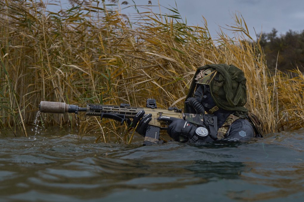 After an equipment check, a combat diver emerges from the water. Photo: Mykyta Shandyba/UNITED24 Media.