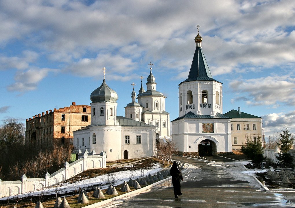 Movchansky woman Monastery in the Sumy region, Ukraine. (Source: Wikimedia)