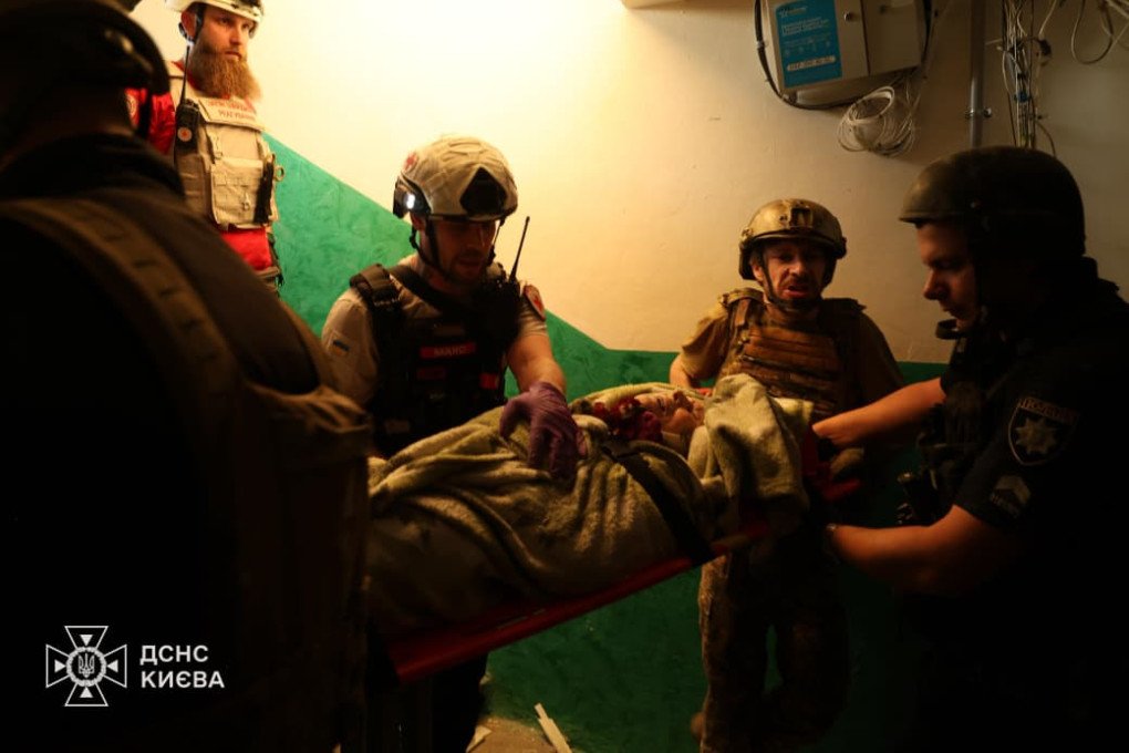 Personal de emergencia evacúa a una persona herida por una escalera durante las operaciones de rescate en la capital. (Foto: Servicio Estatal de Emergencias de Ucrania) Personal de emergencia evacúa a una persona herida por una escalera durante las operaciones de rescate en la capital. (Foto: Servicio Estatal de Emergencias de Ucrania)