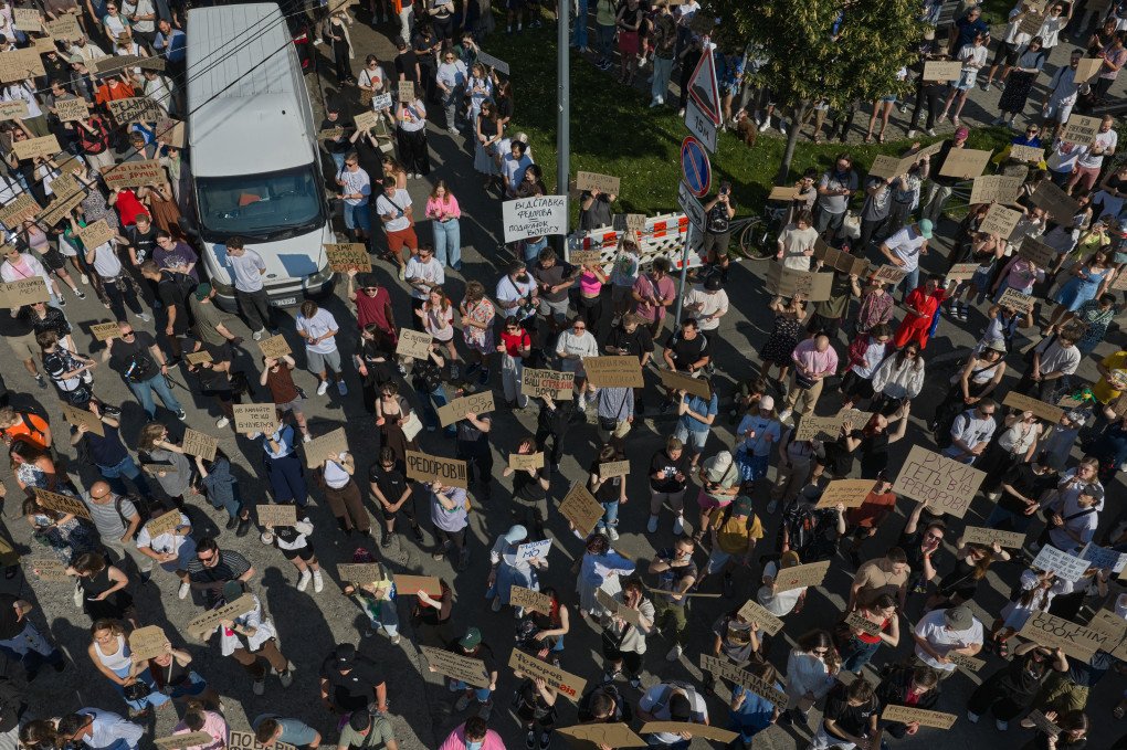 Protesters fill the streets outside the Office of the President in central Kyiv on July 16, holding handmade signs in support of Mykhailo Fedorov following his resignation as Ukraine’s defense minister. Photo: Mykyta Shandyba/UNITED24 Media Protesters fill the streets outside the Office of the President in central Kyiv on July 16, holding handmade signs in support of Mykhailo Fedorov following his resignation as Ukraine’s defense minister. Photo: Mykyta Shandyba/UNITED24 Media