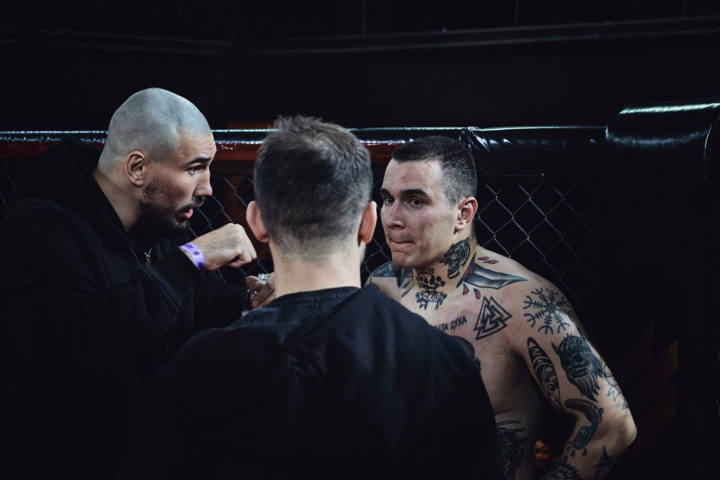 Mykhailo Mushtai, veteran and adaptive athlete, talks with his coach during the international MMA competition “IDU NA VY: Tryzna.” Kyiv, Ukraine, October 9, 2026 (Photo: Louis Beaudemont/UNITED24 Media)