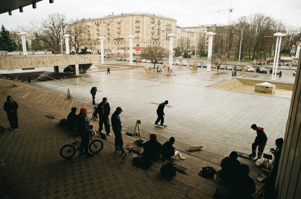 In central Kharkiv, the square outside the Kharkiv National Academic Opera and Ballet Theatre has become an important gathering place for young people. (Photo: Hironori Kodama) 