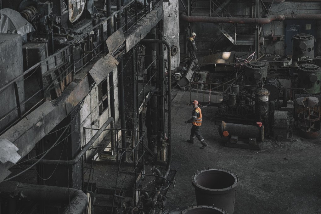 Un trabajador de DTEK en una planta de energía térmica, gravemente dañada después de un ataque con misiles rusos, en un lugar no revelado, en Ucrania, el viernes 12 de abril de 2024. (Fuente: Getty Images)