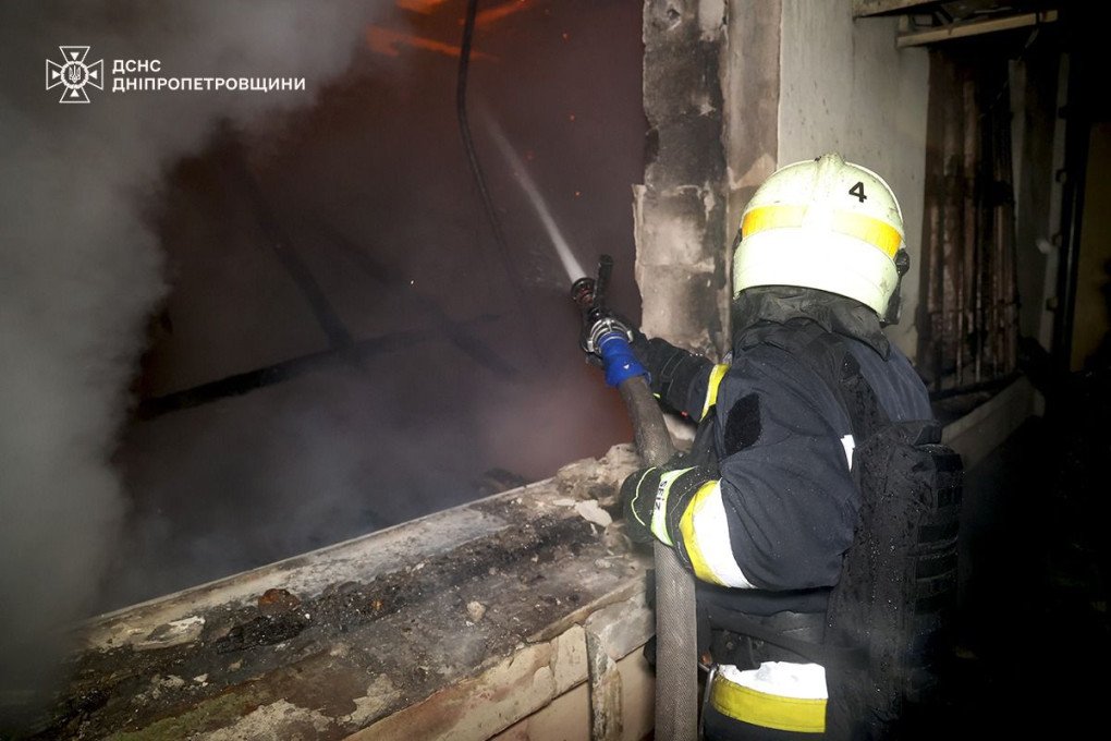 Los rescatistas extinguen un incendio en un edificio no residencial dañado por un ataque con drones en la región de Dnipropetrovsk. (Fuente: Servicio Estatal de Emergencias) Los rescatistas extinguen un incendio en un edificio no residencial dañado por un ataque con drones en la región de Dnipropetrovsk. (Fuente: Servicio Estatal de Emergencias)