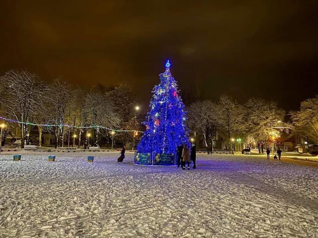 Yuliia says that Volnovakha had a Christmas tree that “stayed the same familiar one, year after year.” Photo: Facebook/ Волноваха City 