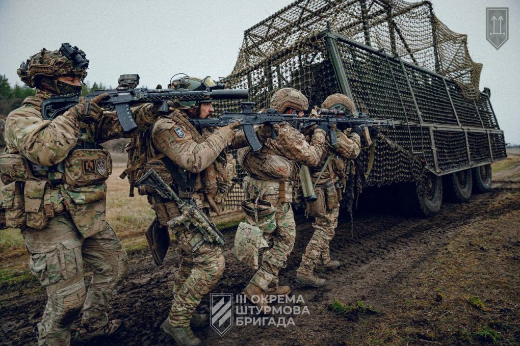 Soldados se cubren tras un Patria 6×6 durante un entrenamiento con fuego real del 2.º Batallón de Asalto, 3.ª Brigada de Asalto Separada. (Fuente: 3.ª Brigada de Asalto Separada)