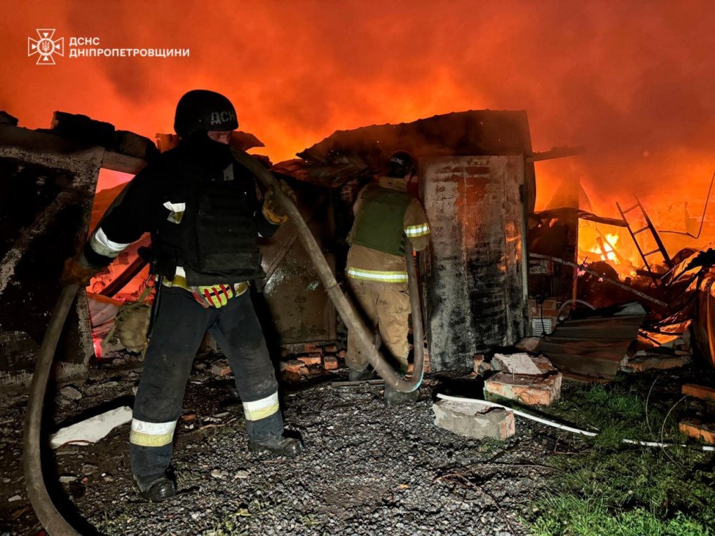 Bomberos trabajan para extinguir un incendio en Dnipropetrovsk tras el ataque ruso del 2 de junio de 2026. El ataque causó muertos, heridos y graves daños en edificios residenciales. (Fuente: DSNS Dnipropetrovsk) Bomberos de Dnipropetrovsk trabajan frente a un incendio intenso provocado por un ataque ruso.