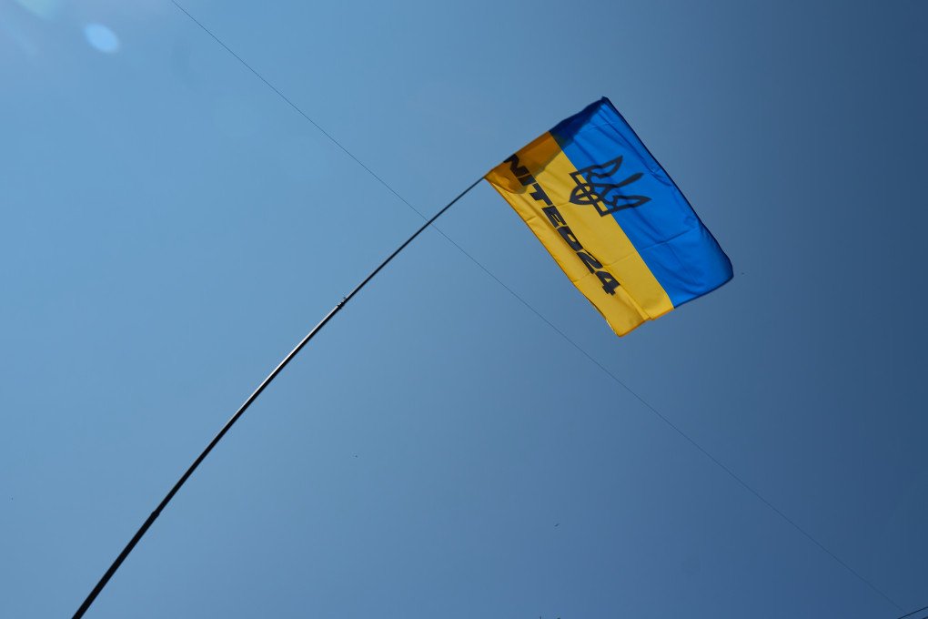 A Ukrainian flag bearing the UNITED24 Media logo waves above the demonstration, where members of the outlet’s editorial team joined thousands protesting outside the Office of the President in Kyiv. Photo: Mykyta Shandyba/UNITED24 Media A Ukrainian flag bearing the UNITED24 Media logo waves above the demonstration, where members of the outlet’s editorial team joined thousands protesting outside the Office of the President in Kyiv. Photo: Mykyta Shandyba/UNITED24 Media