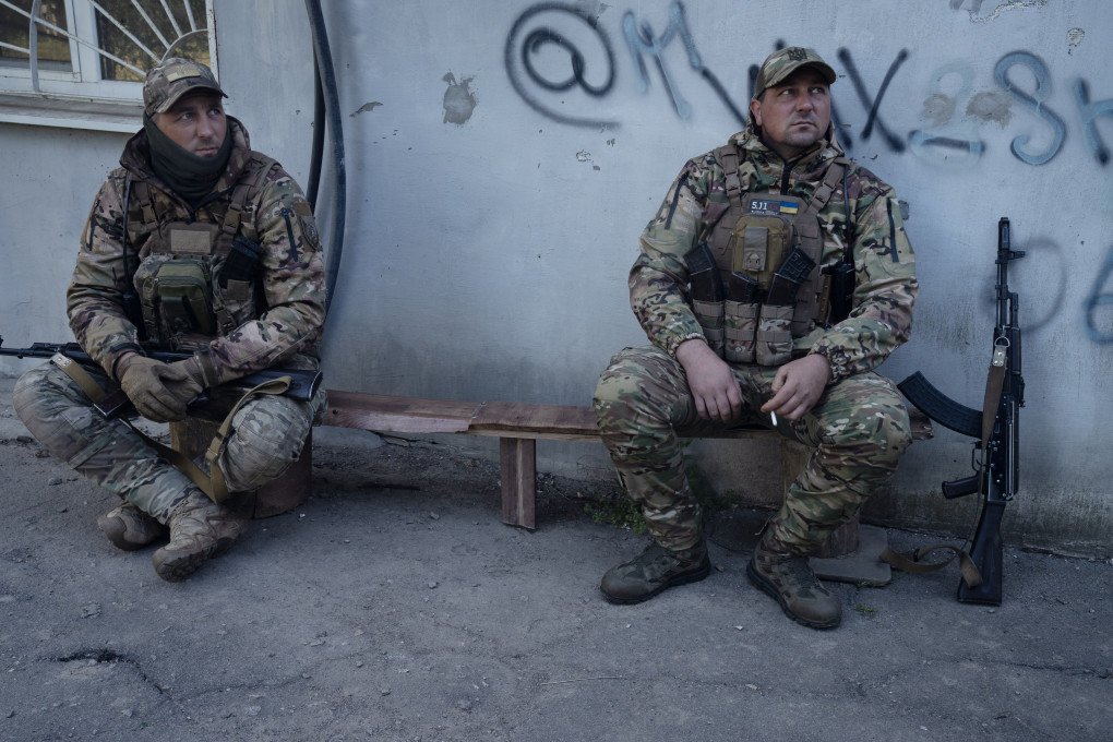 The brothers take a moment to rest in the kill zone. Kherson, Ukraine, May 2026. Photo: Joshua Olley / UNITED24 Media.