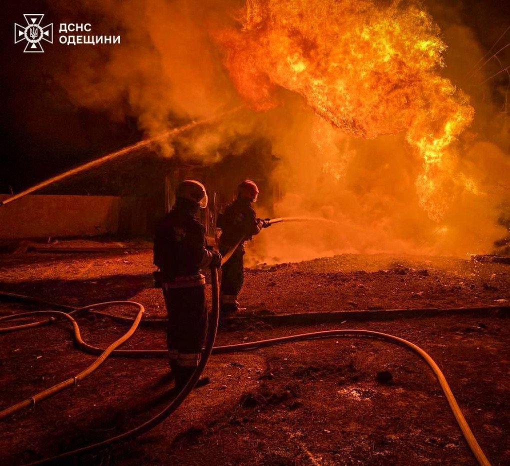Los bomberos del Servicio Estatal de Emergencias de Ucrania combaten un incendio en una planta energética en la región de Odesa durante los ataques nocturnos con drones. (Fuente: DSNS)