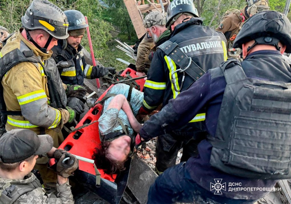 Rescatistas evacúan a una mujer herida entre los escombros en Dnipro tras el ataque masivo ruso del 2 de junio de 2026. En la ciudad murieron nueve personas, entre ellas un niño, y continuaban las labores de búsqueda de desaparecidos. (Fuente: DSNS Dnipropetrovsk) Rescatistas evacúan a una mujer herida entre los escombros en Dnipro tras el ataque ruso del 2 de junio de 2026.