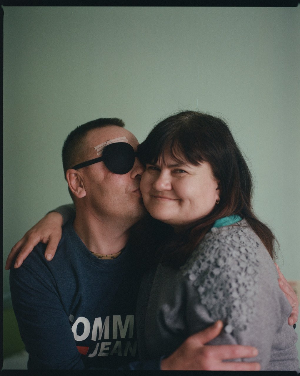Blinded by a sniper’s bullet in 2023, Ukrainian defender Oleh found strength in Yuliia, his wife, his “eyes". After waking from a coma, he proposed to her. Now, they face the long road of recovery together. Photo: Josh Olley Blinded by a sniper’s bullet in 2023, Ukrainian defender Oleh found strength in Yuliia, his wife, his “eyes". After waking from a coma, he proposed to her. Now, they face the long road of recovery together. Photo: Josh Olley
