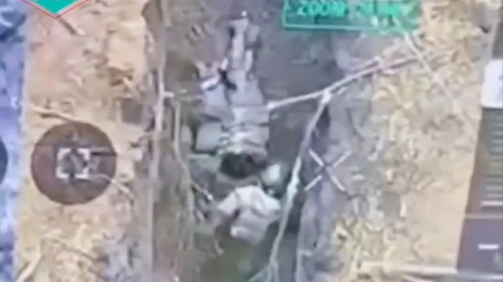 Drono filmuota medžiaga parodė rusų kareivį, lankantį žygį ir užpuolė sužeistą kolegos kariuomenę. (Šaltinis: statyba) Drono filmuota medžiaga parodė rusų kareivį, lankantį žygį ir užpuolė sužeistą kolegos kariuomenę. (Šaltinis: statyba)