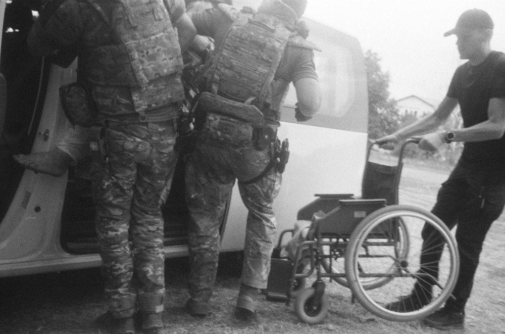Evacuating the wounded near a stabilization point in Ukraine in 2025. Photo: Conall Kearney/UNITED24 Media