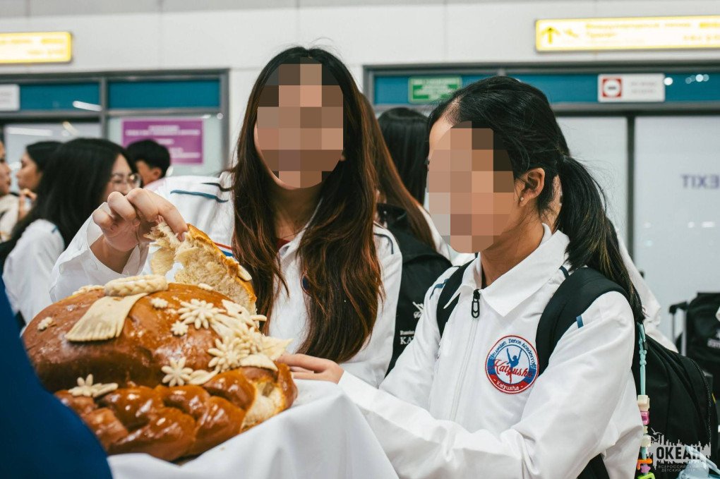 Camp staff welcoming children arriving from different countries. (Source: "Ocean" official Telegram channel) Camp staff welcoming children arriving from different countries. (Source: "Ocean" official Telegram channel)