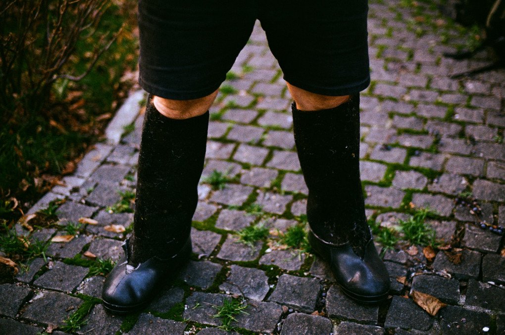 Ukrainian photographer Vladyslav Krasnoshchok, wearing shorts and valenkis, in his Kharkiv house-museum, November 28, 2025. (Source: Louis Beaudemont / UNITED24 Media)