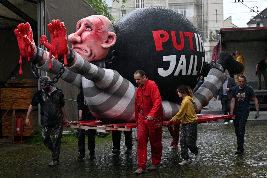 A Putin figure with blood-soaked hands is carried for transportation from the workshop of Düsseldorf artist Jacques Tilly. (Source: Getty Images)