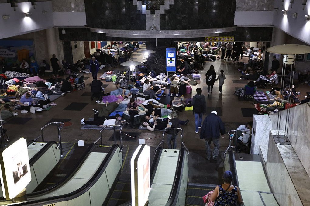 Los residentes de Kyiv se refugian en el metro durante un ataque con drones y misiles rusos el 4 de julio de 2025 en Kyiv. Foto de Yan Dobronosov/Global Images Ukraine vía Getty Images.