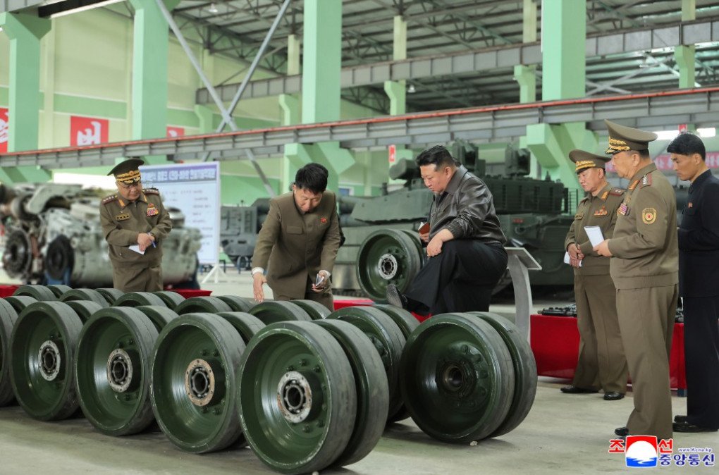 North Korean leader Kim Jong Un inspects the production line of a new North Korean KN-25 long-range artillery system, May 4, 2025. (Source: KCNA) North Korean leader Kim Jong Un inspects the production line of a new North Korean KN-25 long-range artillery system, May 4, 2025. (Source: KCNA)