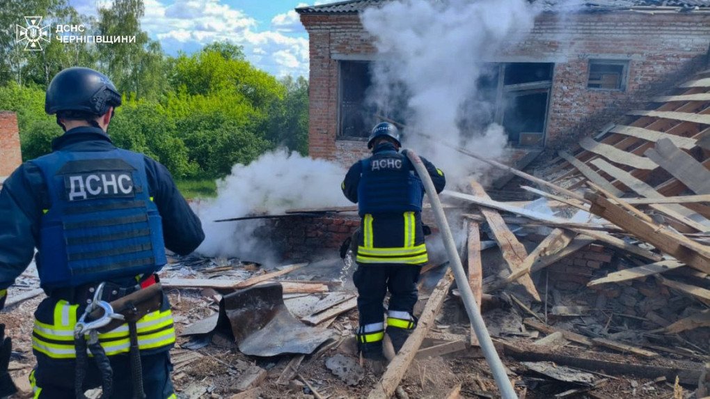 Bomberos extinguen un incendio en una vivienda dañada en la región de Chernihiv tras el ataque ruso del 2 de junio de 2026. Las autoridades informaron de un adolescente de 15 años herido en la comunidad de Horodnia. (Fuente: DSNS Chernihiv) Bomberos extinguen un incendio en una vivienda dañada en la región de Chernihiv tras un ataque ruso con drones.
