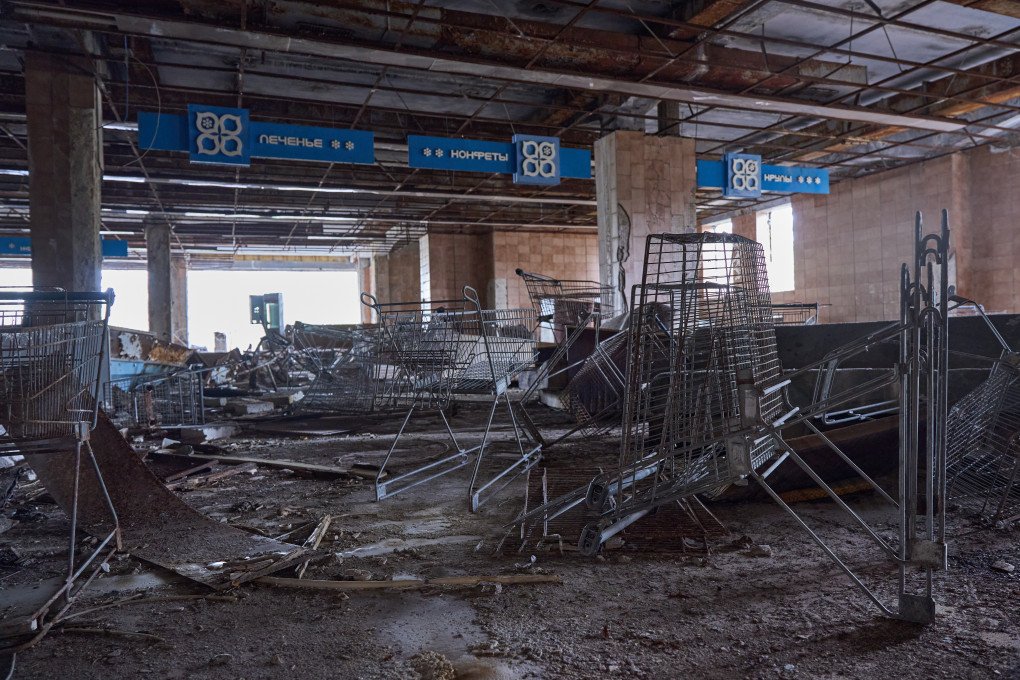Shopping carts lie scattered across supermarkets, a sign they were never open for long. Photo: Mykyta Shandyba/UNITED24 Media
