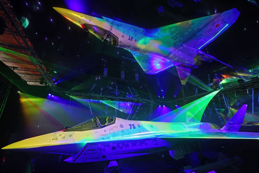 Vista de la maqueta y el reflejo del avión táctico ligero ruso Sukhoi Su-75 "Checkmate", exhibido durante el Salón Aeronáutico de Dubái 2021 en el emirato del Golfo. Foto de GIUSEPPE CACACE/AFP vía Getty Images. Vista de la maqueta y el reflejo del avión táctico ligero ruso Sukhoi Su-75 "Checkmate", exhibido durante el Salón Aeronáutico de Dubái 2021 en el emirato del Golfo. Foto de GIUSEPPE CACACE/AFP vía Getty Images.