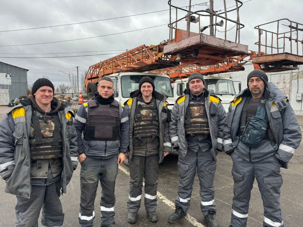 Maksym Yatsenko (segundo desde la izquierda) con su brigada DTEK usando chalecos antibalas durante los ataques diarios rusos en Nikopol. (Fuente: Maksym Yatsenko)