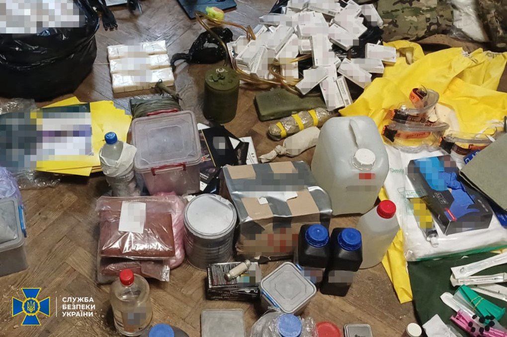 Explosive substances, laboratory equipment, mines, detonating equipment, and other items seized during a search of the suspect’s residence in Kyiv. (Source: SBU) Explosive substances, laboratory equipment, mines, detonating equipment, and other items seized during a search of the suspect’s residence in Kyiv. (Source: SBU)