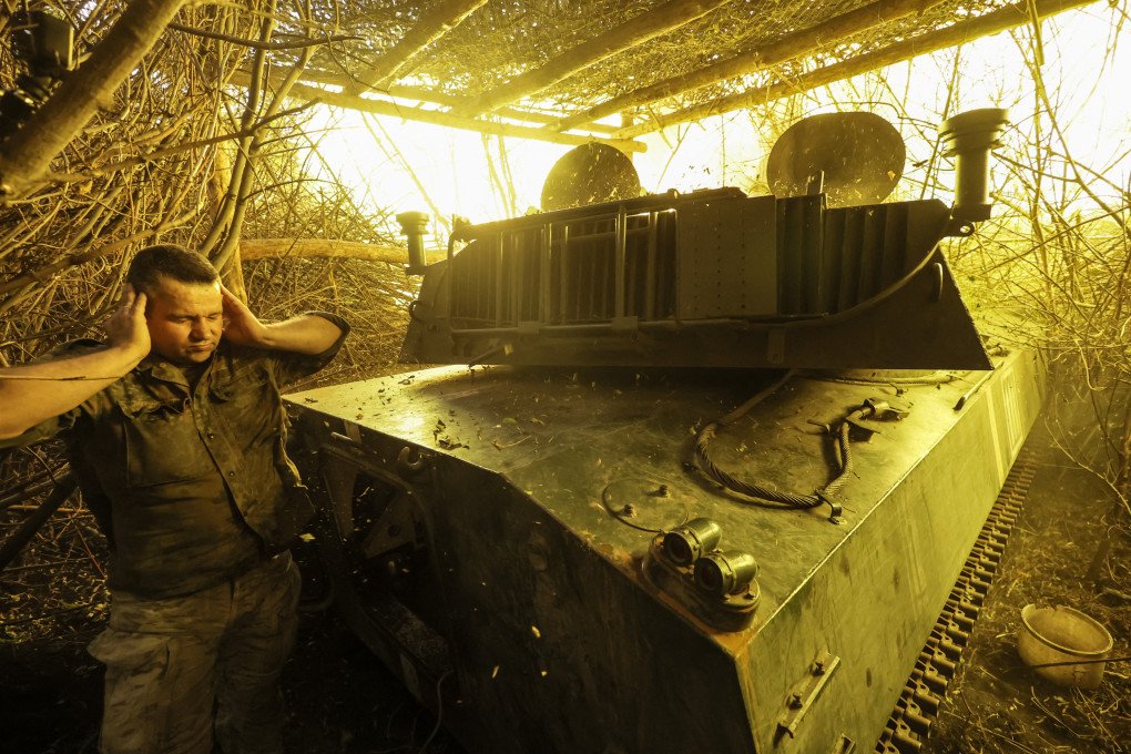 Esta fotografía, distribuida por el servicio de prensa de la 24.ª Brigada Mecanizada de las Fuerzas Armadas de Ucrania el 22 de julio de 2025, muestra a soldados de la 24.ª Brigada Mecanizada disparando un obús de 122 mm hacia posiciones rusas en una ubicación no revelada en las afueras de Chasiv Yar, región de Donetsk, en el contexto de la invasión rusa de Ucrania. (Foto de OLEG PETRASIUK/24.ª Brigada Mecanizada de Ucrania/AFP vía Getty Images)
