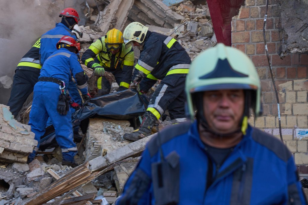 Rescuers pull a body out of the rubble of a collapsed building after a Russian combined airstrike on Kyiv on August 28, 2025. (Source: Mykyta Shandyba for UNITED24 Media) Rescuers pull a body out of the rubble of a collapsed building after a Russian combined airstrike on Kyiv on August 28, 2025. (Source: Mykyta Shandyba for UNITED24 Media)