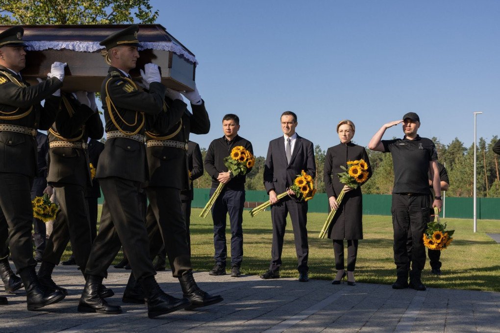 The coffins of three unidentified Ukrainian defenders are carried during a farewell ceremony at the National Military Memorial Cemetery. (Photo: Vic Bakin/UNITED24 Media) The coffins of three unidentified Ukrainian defenders are carried during a farewell ceremony at the National Military Memorial Cemetery. (Photo: Vic Bakin/UNITED24 Media)