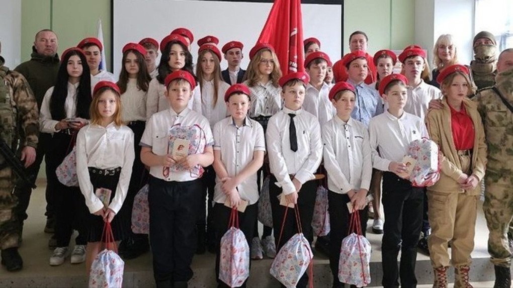 Students of school No. 4 in temporarily occupied Henichesk join the Yunarmiya. (Source: Russian government websites) Students of school No. 4 in temporarily occupied Henichesk join the Yunarmiya. (Source: Russian government websites)
