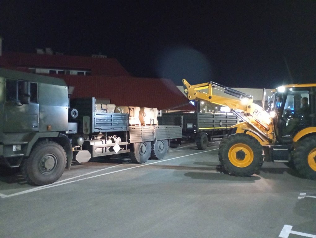 Polish military engineers transport HESCO barriers as part of efforts to construct fortified security posts near border crossings with Ukraine. (Source: General Command of the Polish Armed Forces)