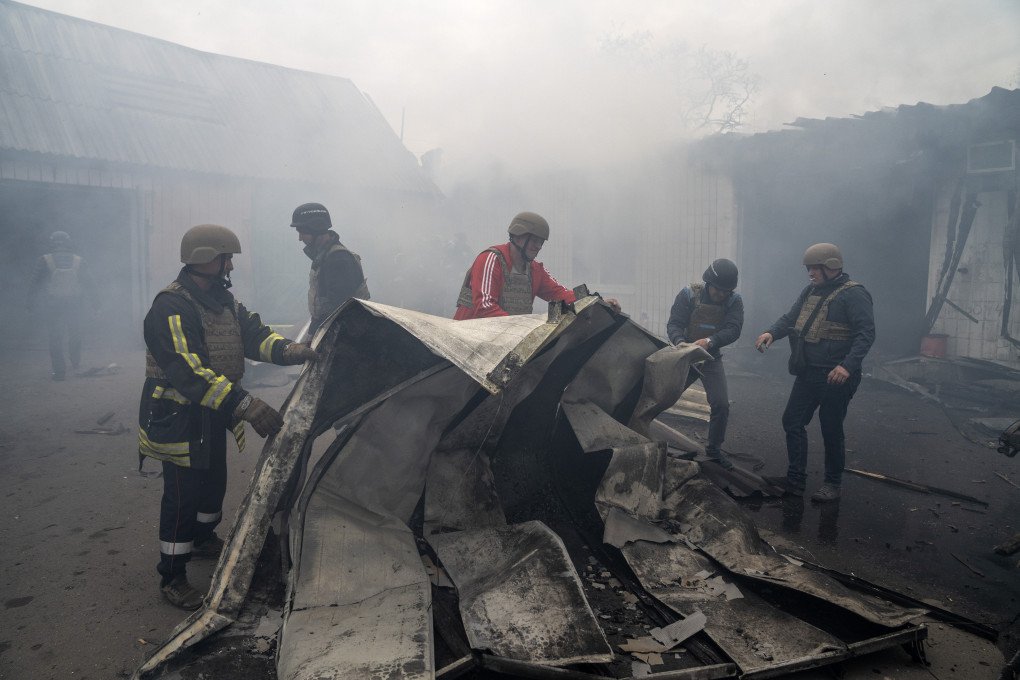 Los bomberos extinguen el incendio provocado por el ataque con drones Shahed a la base de la Cruz Roja Ucraniana en Dobropillia, región de Donetsk Ucrania, el 30 de abril de 2025. (Foto de Jose Colon/Anadolu vía Getty Images) Los bomberos extinguen el incendio provocado por el ataque con drones Shahed a la base de la Cruz Roja Ucraniana en Dobropillia, región de Donetsk Ucrania, el 30 de abril de 2025. (Foto de Jose Colon/Anadolu vía Getty Images)