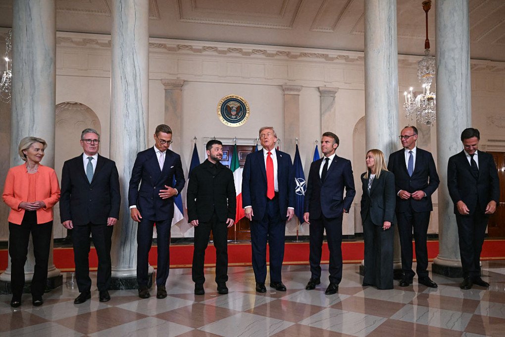 La presidenta de la Comisión Europea, Ursula von der Leyen; el primer ministro británico, Keir Starmer; el presidente finlandés, Alexander Stubb; el presidente ucraniano, Volodymyr Zelensky; el presidente estadounidense, Donald Trump; el presidente francés, Emmanuel Macron; la primera ministra italiana, Giorgia Meloni; el canciller alemán, Friedrich Merz, y el secretario general de la OTAN, Mark Rutte, posan para una foto de familia en el Salón Cross de la Casa Blanca en Washington. Foto de Andrew Caballero-Reynolds/AFP vía Getty Images. La presidenta de la Comisión Europea, Ursula von der Leyen; el primer ministro británico, Keir Starmer; el presidente finlandés, Alexander Stubb; el presidente ucraniano, Volodymyr Zelensky; el presidente estadounidense, Donald Trump; el presidente francés, Emmanuel Macron; la primera ministra italiana, Giorgia Meloni; el canciller alemán, Friedrich Merz, y el secretario general de la OTAN, Mark Rutte, posan para una foto de familia en el Salón Cross de la Casa Blanca en Washington. Foto de Andrew Caballero-Reynolds/AFP vía Getty Images.