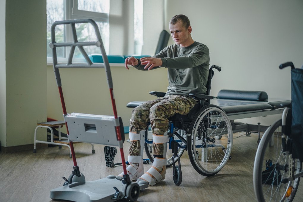 A Ukrainian soldier undergoing rehabilitation with the support of the “Angels” Patronage Service. Photo: Oleh Sydoriaka