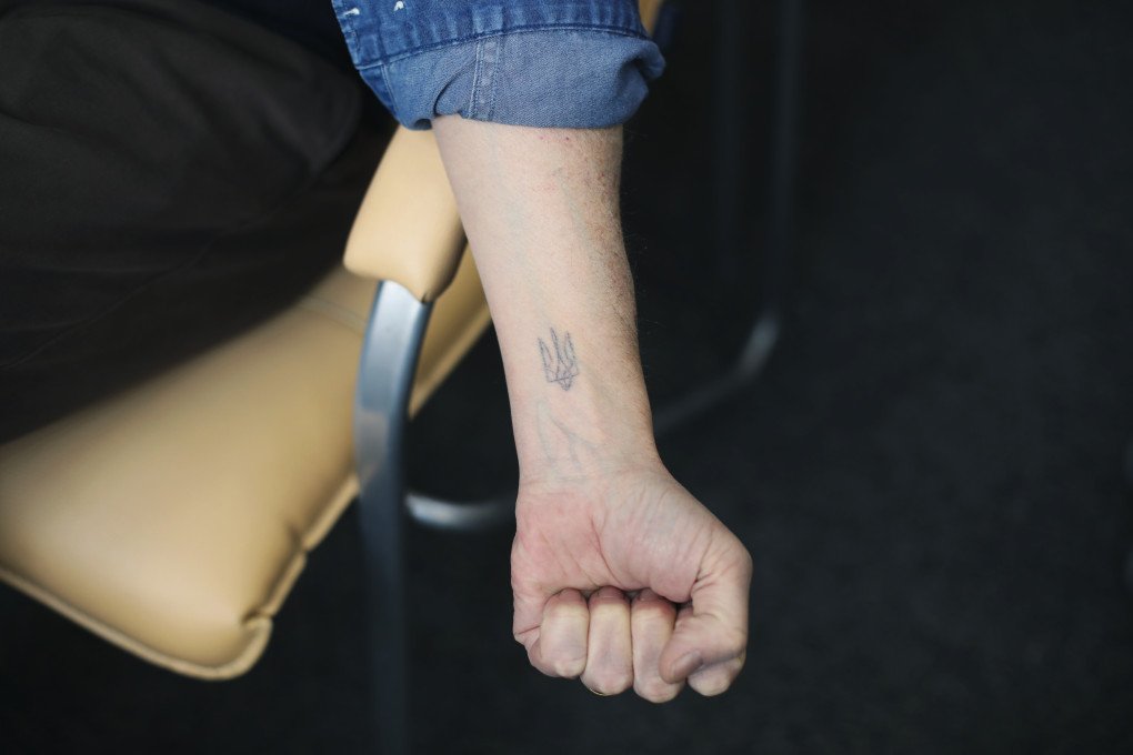 A close up of Carlo Calenda’s tattoo of the Ukrainian trident. Lucile Brizard/UNITED24 Media