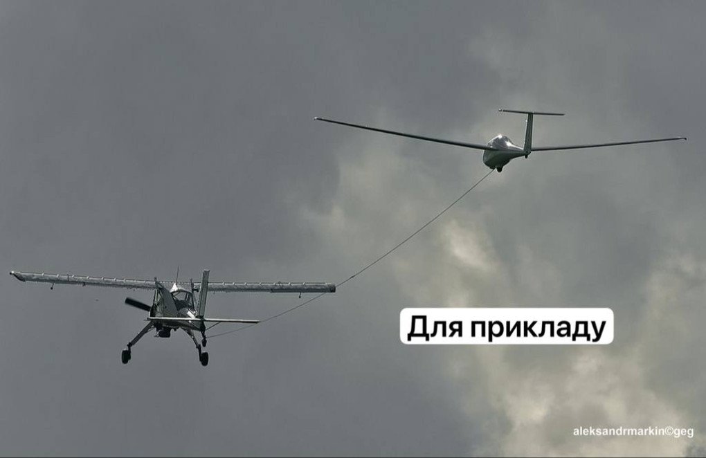 Un avión A-22 Foxbat, convertido en UAV remolca un planeador suicida. (Fuente: Polkovnyk GSh)