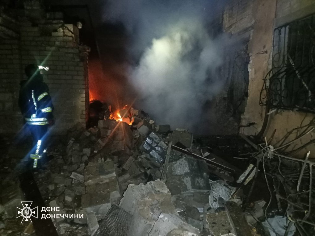 Bombero del Servicio Estatal de Emergencias de Ucrania trabaja entre los escombros de un edificio dañado tras un ataque ruso en la región de Donetsk.