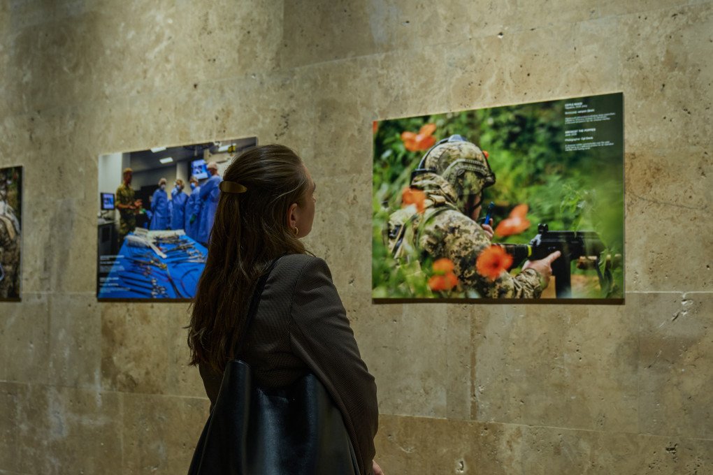 The “Operation Interflex: Photo Stories From the International Training of Ukrainian Military Personnel Led by the UK” exhibition in Kyiv. (Photo: Mykyta Shandyba/UNITED24 Media)