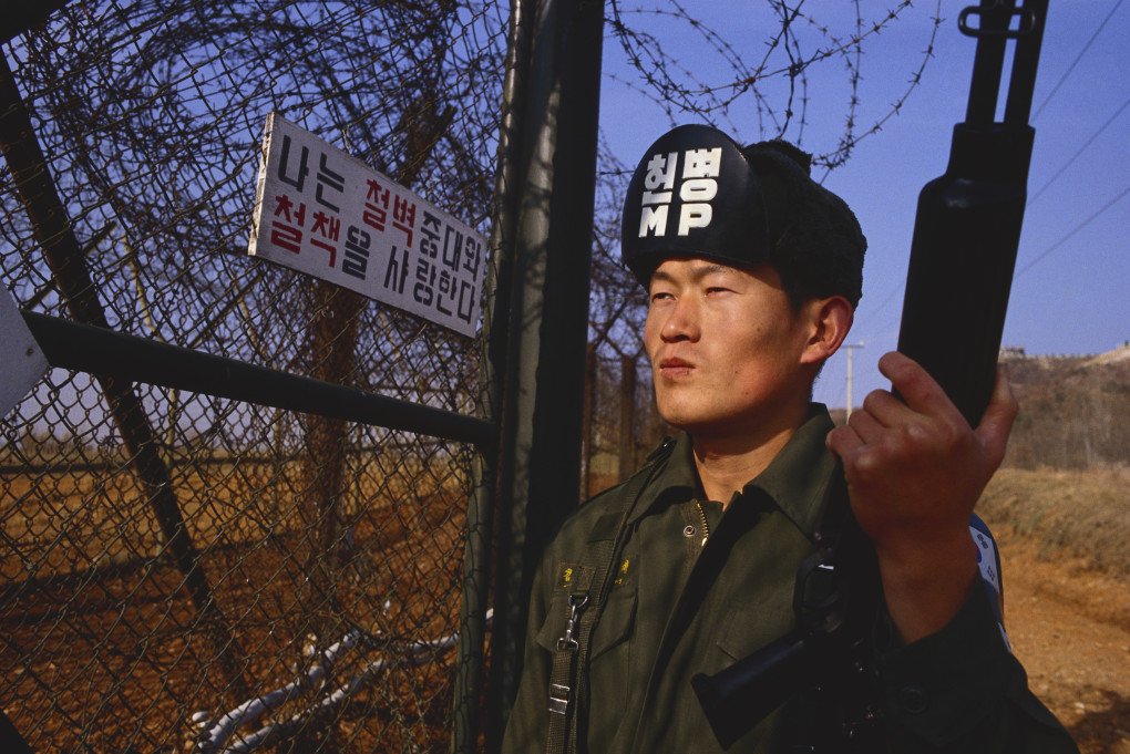 Un soldado norcoreano monta guardia en la zona desmilitarizada que divide Corea del Norte y Corea del Sur (Fuente: Getty Images) Un soldado norcoreano monta guardia en la zona desmilitarizada que divide Corea del Norte y Corea del Sur (Fuente: Getty Images)