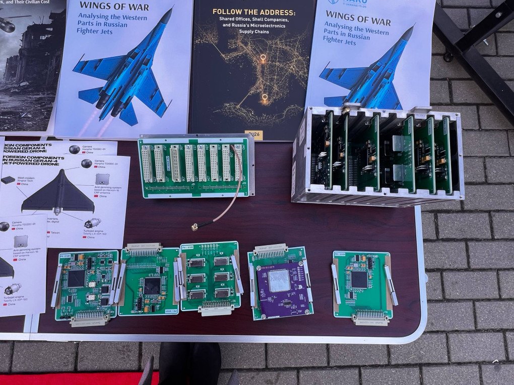 Microchips from a Russian Geran drone displayed at NAKO’s stand at the Warsaw Security Forum. (Source: Olena Tregub) 