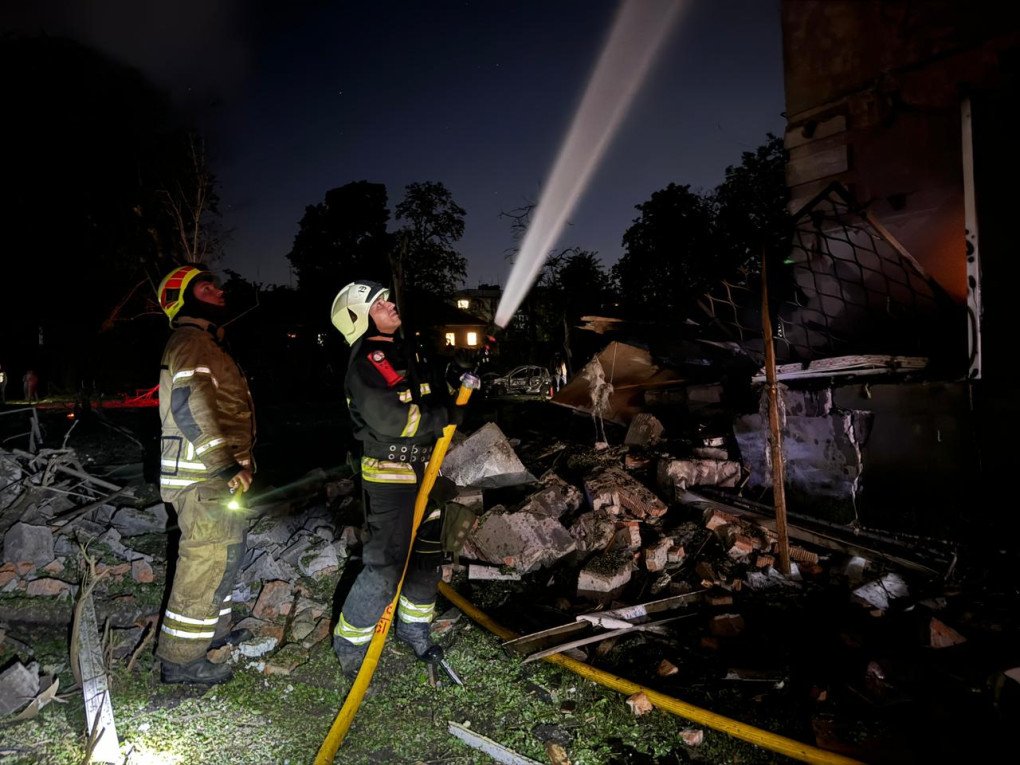 Bomberos trabajan en Kamianske, región de Dnipropetrovsk, tras el ataque ruso del 2 de junio de 2026. Las autoridades informaron de tres heridos, entre ellos un rescatista. (Fuente: DSNS Dnipropetrovsk) Bomberos extinguen un incendio en un edificio residencial de Kamianske tras el ataque ruso del 2 de junio de 2026.