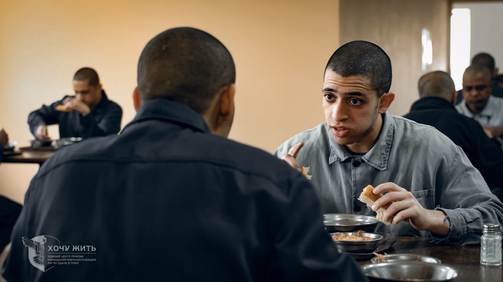Las comidas para los prisioneros de guerra rusos en Ucrania incluyen sopa, pan y verduras. Los cautivos tienen garantizado un trato humano en virtud del derecho internacional. Fuente: Proyecto del Gobierno ucraniano «Quiero vivir».
