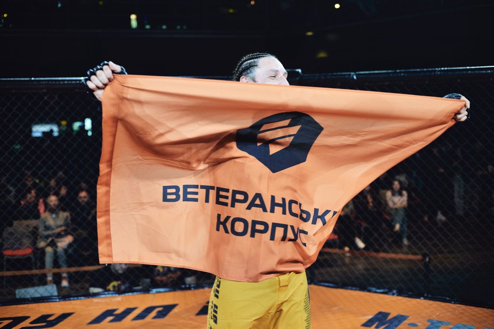 A fighter of the Third Army Corps celebrates his victory on Semen Klok during the international MMA competition “IDU NA VY: Tryzna.” Kyiv, Ukraine, October 9, 2026 (Photo: Louis Beaudemont/UNITED24 Media)