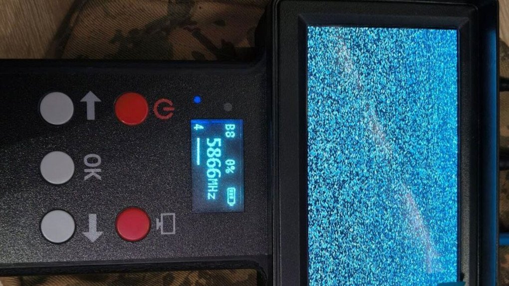 The compact ZORKO detector, designed without external antennas, can be carried on a soldier’s gear or vehicle, operates for 6 to 8 hours, displays intercepted video on dual screens with an adjustable audio alarm, and is rated IP54 for dust and water resistance. (Photo: Bitget) The compact ZORKO detector, designed without external antennas, can be carried on a soldier’s gear or vehicle, operates for 6 to 8 hours, displays intercepted video on dual screens with an adjustable audio alarm, and is rated IP54 for dust and water resistance. (Photo: Bitget)