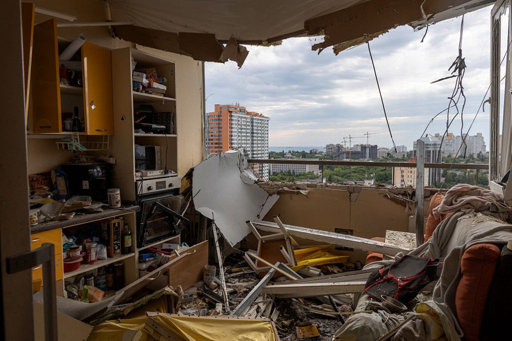 Una habitación en un departamento de un edificio residencial de gran altura dañado tras el ataque con drones rusos en Odesa el 20 de junio de 2025. Foto de OLEKSANDR GIMANOV/AFP vía Getty Images.