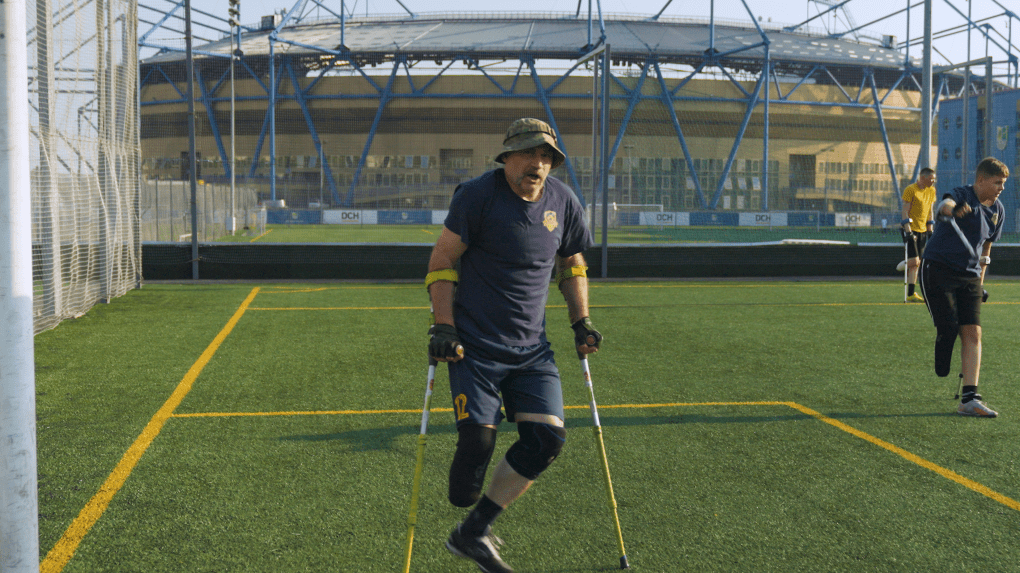 Oleksandr, que ahora juega en el club de fútbol «Nezlamni», pisó una mina en la dirección de Zaporizhzhia. (Foto: UNITED24 Media)